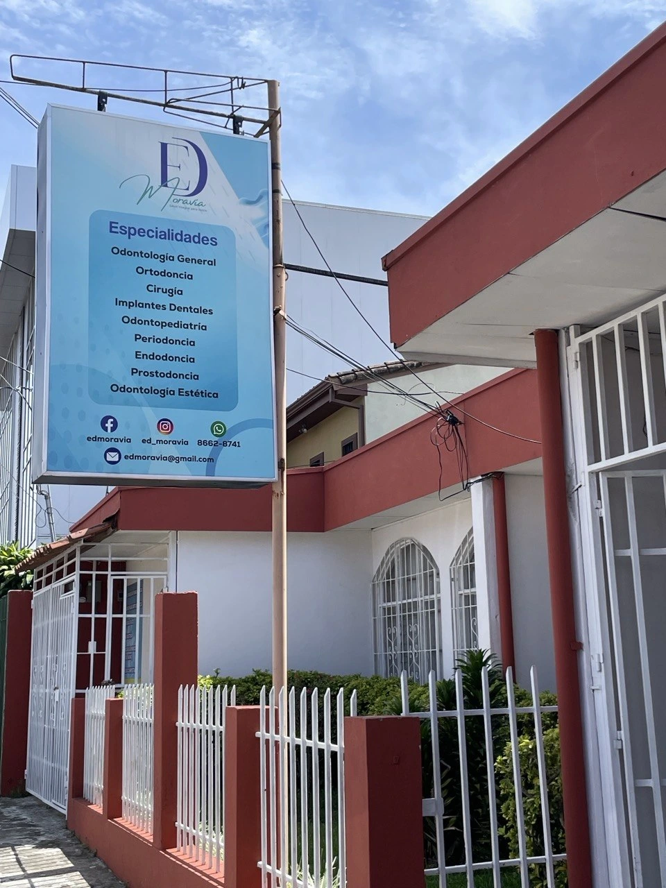 Fachada de ED Moravia, el centro de especialidades dentales en San Vicente de Moravia donde atiende la Dra. Natalia Morales